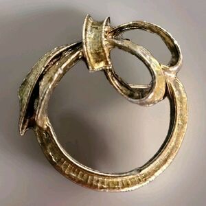 Retro Gold/Brass Tone Brooch Tied Knot Ribbon Sweater Pin 1.5"x1.625 VTG Costume